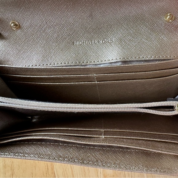 Michael Kors Travel wallet - Picture 8 of 9